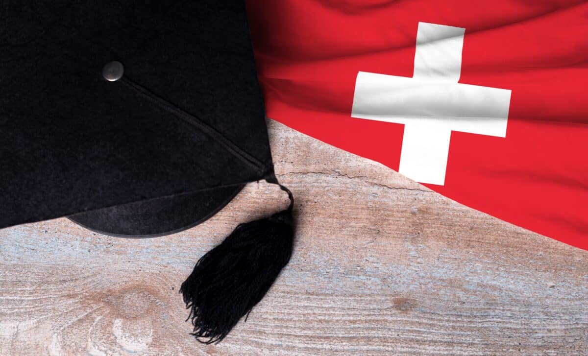 Chapeau noir pour l'obtention du diplôme sur le drapeau suisse