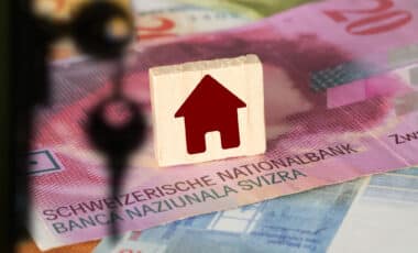 Clés d'un appartement et billets de banque francs suisses