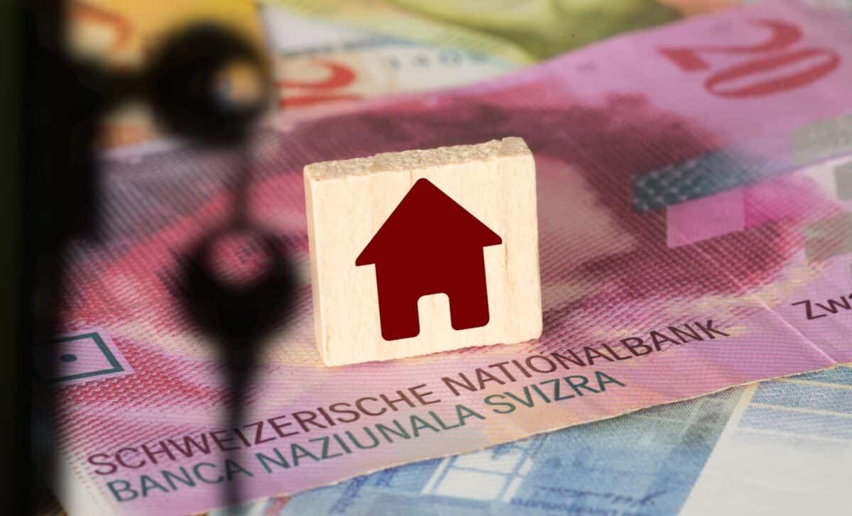 Clés d'un appartement et billets de banque francs suisses