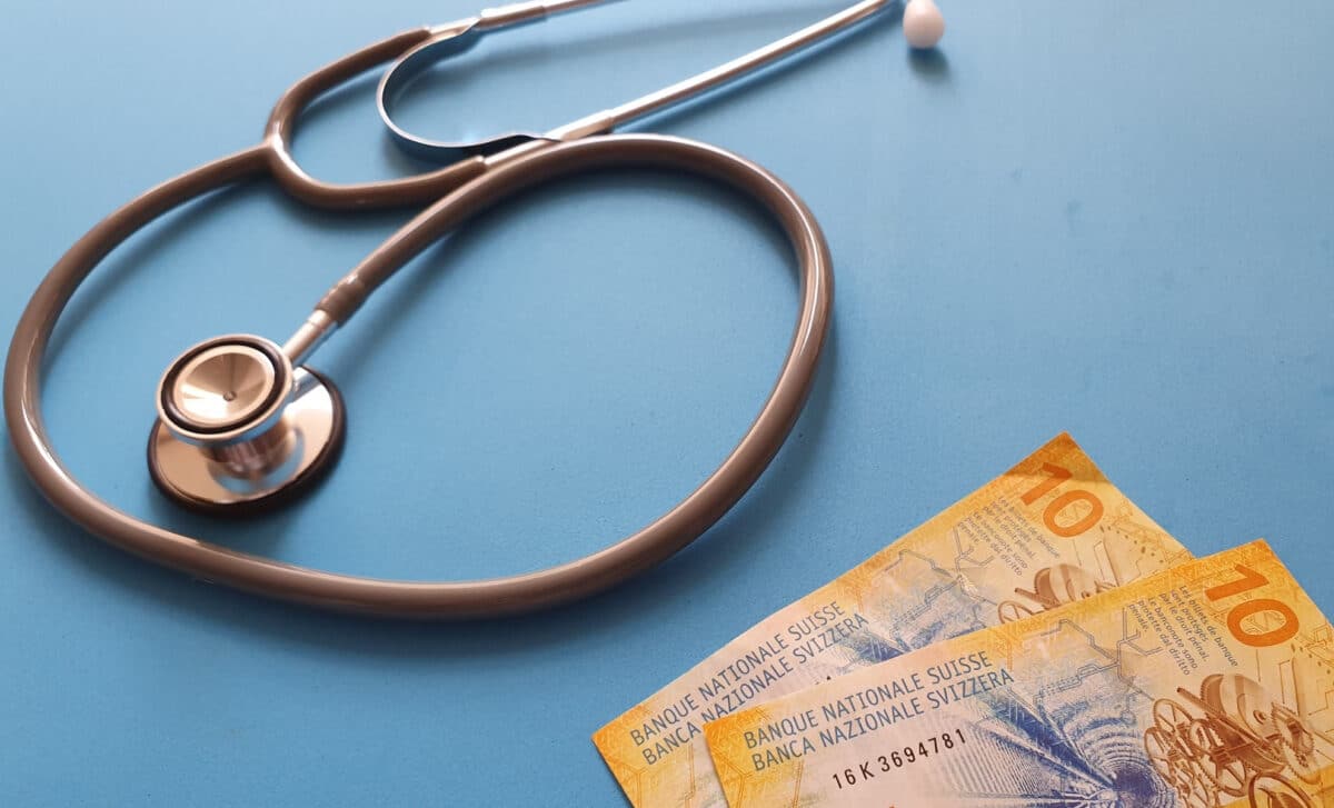 Francs suisses et un stéthoscope