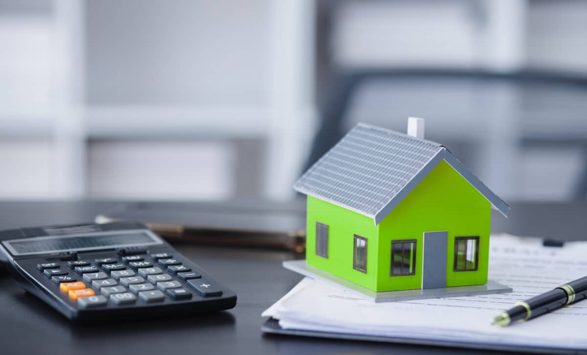 Modèle de maison et calculatrice