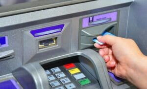 Arnaque aLa gendarmerie alerte sur une nouvelle arnaque au distributeur : gare à vos cartes bancaires !