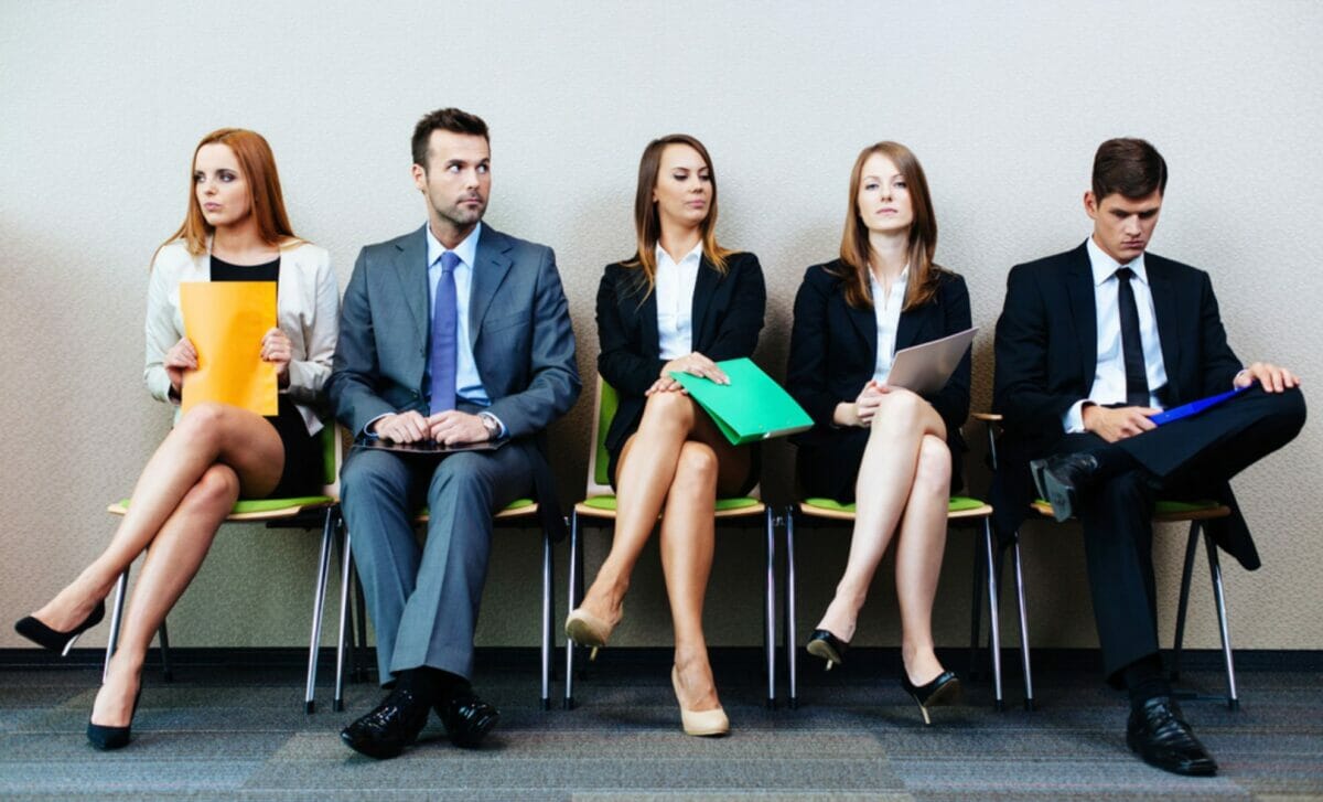 Des femmes et des hommes qui attendent pour un entretien d'embauche pour décrocher un emploi