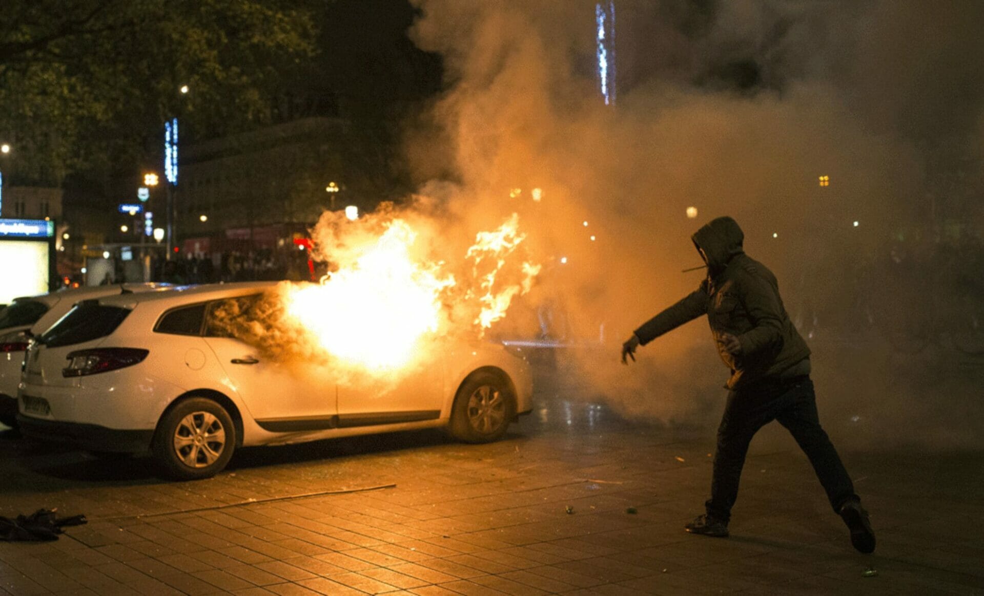 Во Франции сожгли авто на новый год