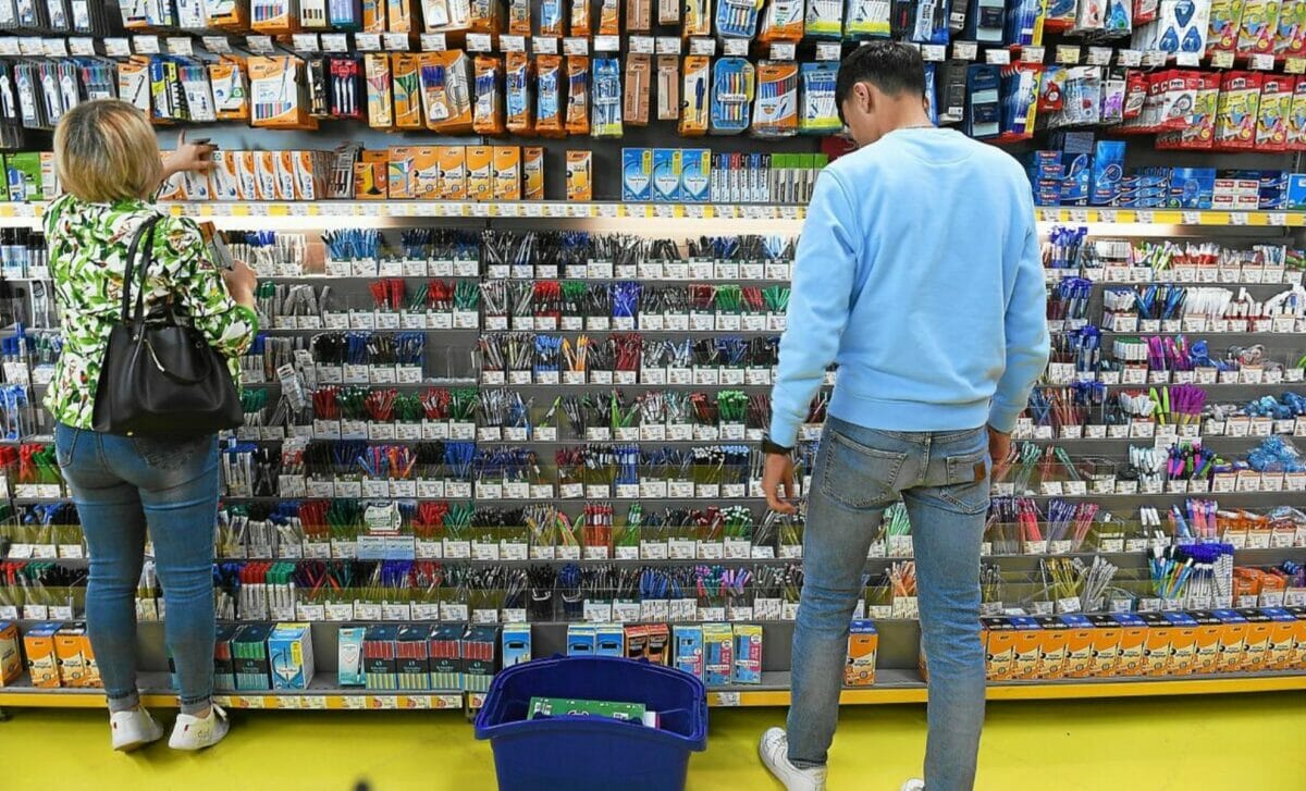 Des enfants devant une école pour évoquer l'allocation de rentrée Scolaire