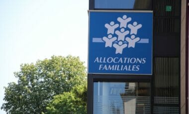 CAF: la famille d'un sans papiers a-t-elle droit aux allocations ?