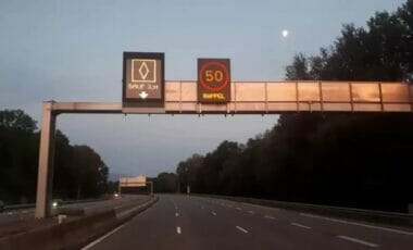 Panneaux mystérieux sur les autoroutes françaises : attention aux amendes !