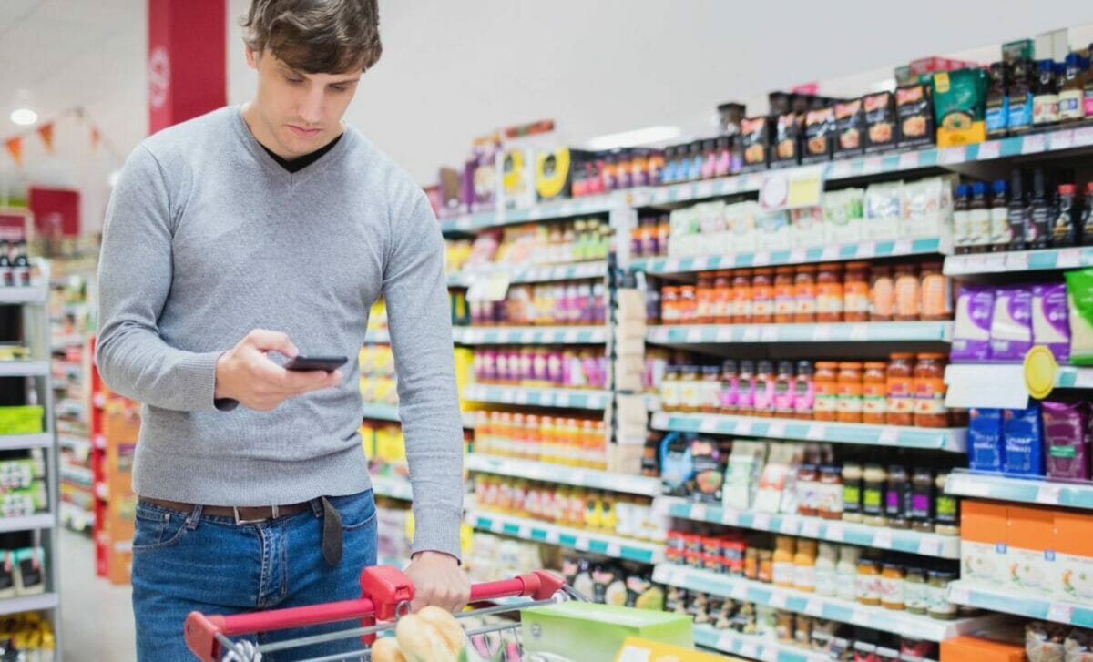 Consommateur faisant ses courses au supermarché pour évoquer les produits nocifs selon Foodwatch