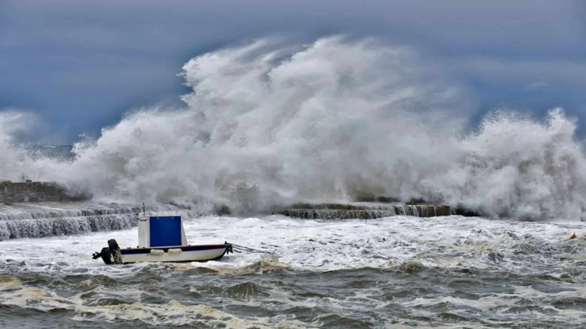 Alertes : vagues-submersion et crues : 9 départements placés en vigilance orange (Météo-France)