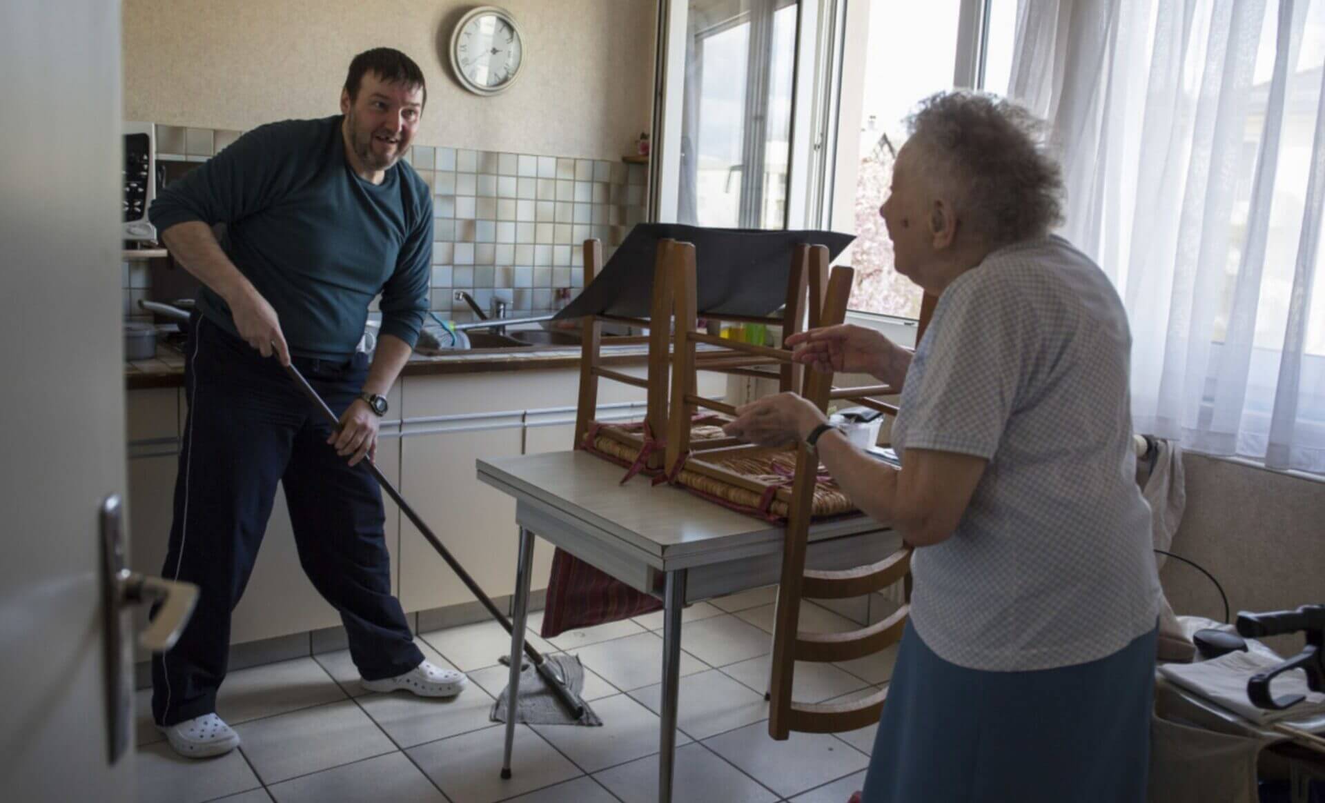 CNSA : voici les aides offertes aux proches aidants