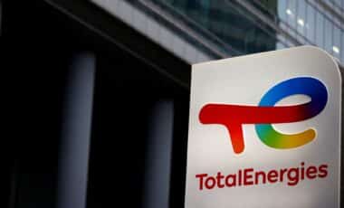 Le PDG du groupe TotalEnergie, Patrick Pouyanné a fait part, la semaine dernière, d’une réflexion engagée en vue de l'adhésion du groupe à une cotation principale à la Bourse de New York. Le ministère de l’Économie ne voit pas du tout d’un bon œil une telle perspective. En effet, Bruno Le Maire s’est déclaré hostile à cette idée de délocalisation de la cotation principale du groupe TotalEnergies, formulée par le président du groupe. « Je suis là pour faire en sorte que ça n’ait pas lieu », a affirmé le ministre d’Économie, ce jeudi matin sur BFM, dénonçant « une décision grave ». Bruno Le Maire a longuement insisté sur la nécessité de revoir cette éventualité qui impacterait, si elle venait à se concrétiser, l'économie française. « Nous avons besoin de Total », c’est un « atout pour la France », notamment en cas de nouvelle crise dans les cours du pétrole ou de l’énergie de manière générale, a-t-il insisté. TotalEnergies en quête des fonds   Pour rappel, c’est la semaine dernière que le PDG de TotalEnergies, Patrick Pouyanné, avait révélé à Bloomberg que le groupe avait engagé une réflexion pour mettre en place une cotation principale de TotalEnergies sur le continent américain, par nécessité « du business et pas de l’émotion ». Le premier responsable du groupe a expliqué que la démarche était nécessaire pour TotalEnergies, tout en excluant l’idée d’un déménagement du siège social du groupe en Amérique. « Nous faisons face à une situation dans laquelle les actionnaires européens sont vendeurs ou se maintiennent, quand les actionnaires américains sont acheteurs », avait expliqué le patron de TotalEnergies, précisant que cette relocalisation visait à mieux se positionner vis-à-vis des actionnaires américains qui préfèrent miser sur des actions dont la cotation principale est à New York qu'en Europe. Cette idée de s'exiler en Amérique représente pour TotalEnergies en quête de fonds. Une raison que Bruno Le Maire réfute, mettant en exergue le projet de l’union des marchés des capitaux en gestation sur le sol européen pouvant constituer une solution à ce problème majeur du groupe. Le ministre y voit, en effet, une clé pour obtenir des fonds à l'échelle de l’Union européenne. 