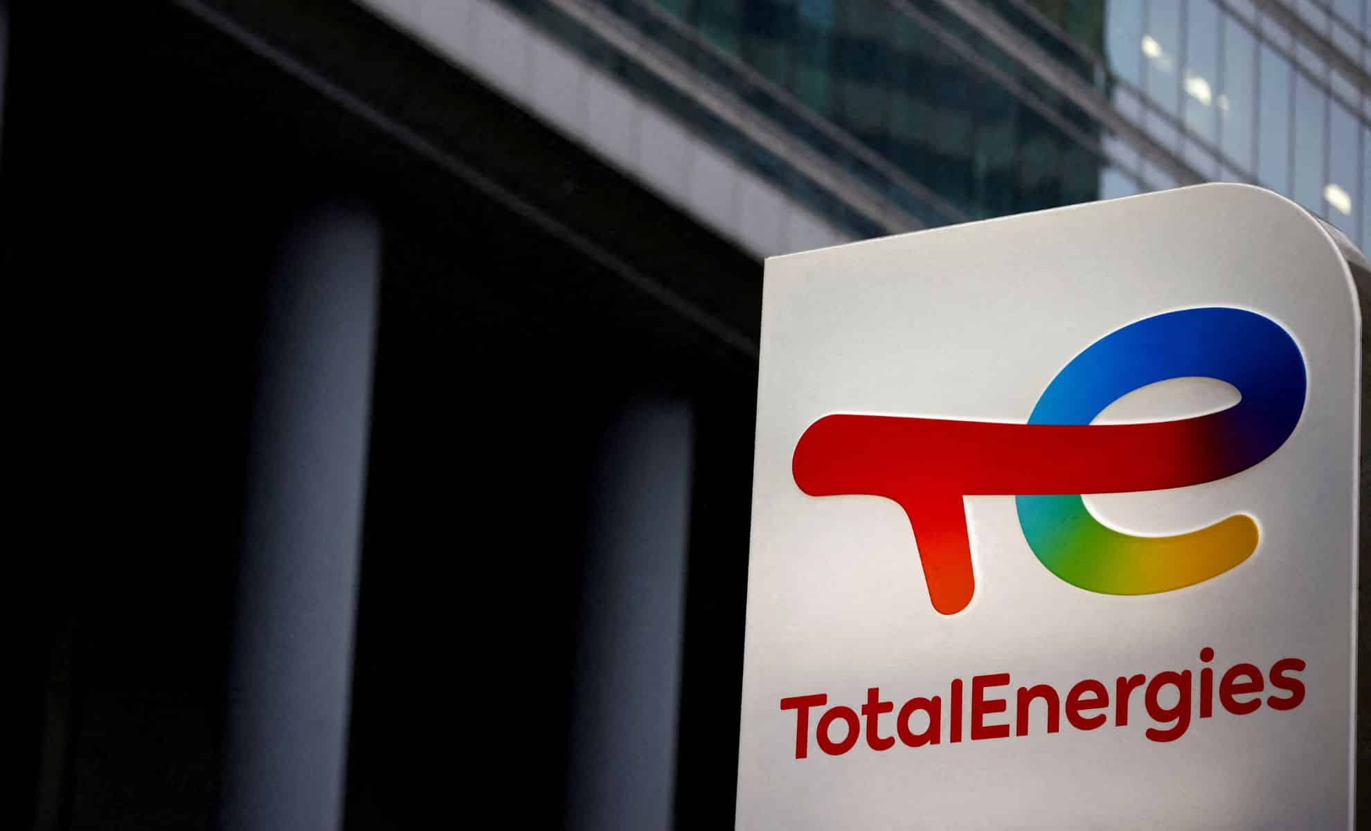 Le PDG du groupe TotalEnergie, Patrick Pouyanné a fait part, la semaine dernière, d’une réflexion engagée en vue de l'adhésion du groupe à une cotation principale à la Bourse de New York. Le ministère de l’Économie ne voit pas du tout d’un bon œil une telle perspective. En effet, Bruno Le Maire s’est déclaré hostile à cette idée de délocalisation de la cotation principale du groupe TotalEnergies, formulée par le président du groupe. « Je suis là pour faire en sorte que ça n’ait pas lieu », a affirmé le ministre d’Économie, ce jeudi matin sur BFM, dénonçant « une décision grave ». Bruno Le Maire a longuement insisté sur la nécessité de revoir cette éventualité qui impacterait, si elle venait à se concrétiser, l'économie française. « Nous avons besoin de Total », c’est un « atout pour la France », notamment en cas de nouvelle crise dans les cours du pétrole ou de l’énergie de manière générale, a-t-il insisté. TotalEnergies en quête des fonds Pour rappel, c’est la semaine dernière que le PDG de TotalEnergies, Patrick Pouyanné, avait révélé à Bloomberg que le groupe avait engagé une réflexion pour mettre en place une cotation principale de TotalEnergies sur le continent américain, par nécessité « du business et pas de l’émotion ». Le premier responsable du groupe a expliqué que la démarche était nécessaire pour TotalEnergies, tout en excluant l’idée d’un déménagement du siège social du groupe en Amérique. « Nous faisons face à une situation dans laquelle les actionnaires européens sont vendeurs ou se maintiennent, quand les actionnaires américains sont acheteurs », avait expliqué le patron de TotalEnergies, précisant que cette relocalisation visait à mieux se positionner vis-à-vis des actionnaires américains qui préfèrent miser sur des actions dont la cotation principale est à New York qu'en Europe. Cette idée de s'exiler en Amérique représente pour TotalEnergies en quête de fonds. Une raison que Bruno Le Maire réfute, mettant en exergue le projet de l’union des marchés des capitaux en gestation sur le sol européen pouvant constituer une solution à ce problème majeur du groupe. Le ministre y voit, en effet, une clé pour obtenir des fonds à l'échelle de l’Union européenne.