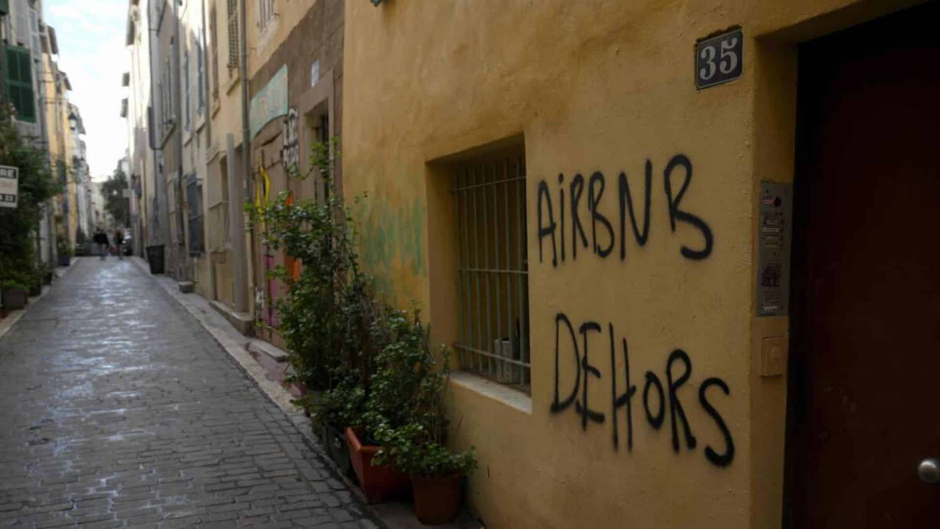 Crise du logement : le gouvernement durcit le ton contre la location des meublés touristiques