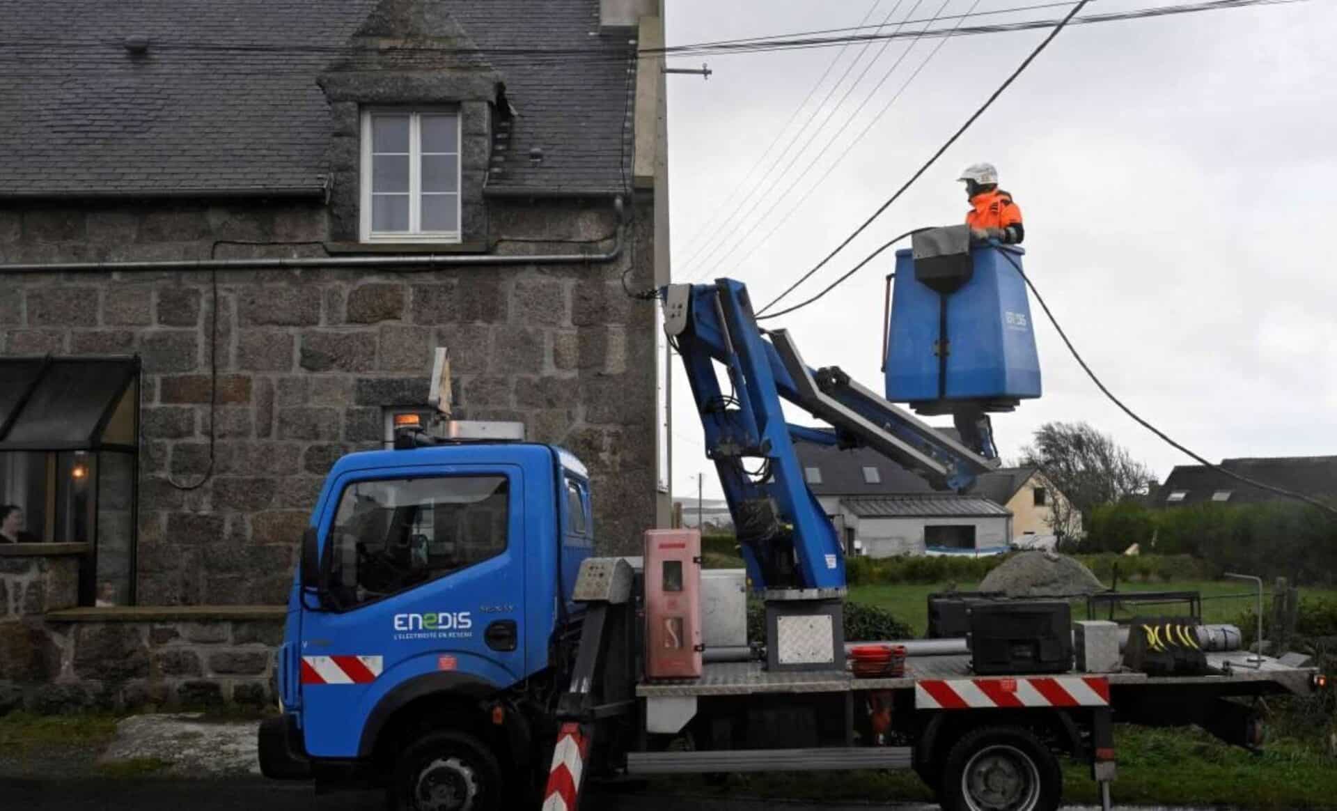 Premiers dégâts de la tempête Ciaran : 1,2 million de Français privés d’électricité