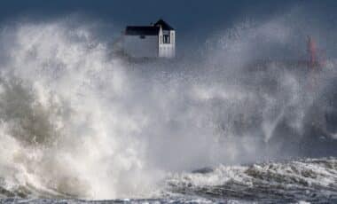 Alerte crues et vagues-submersion : voici les cinq départements placés en vigilance orange par Météo France