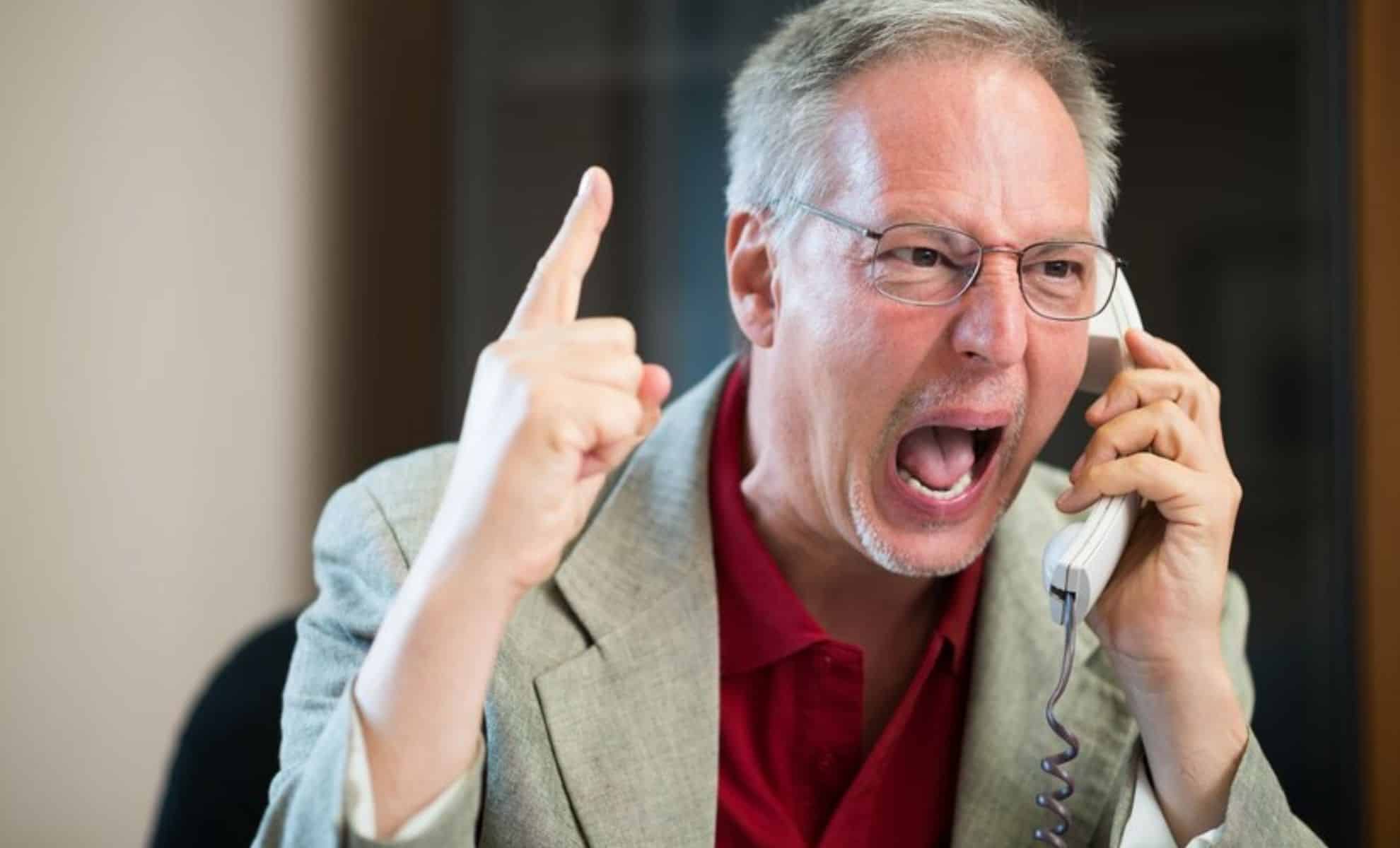 Econostrum.info Une personne qui perd son sang froid à cause du démarchage téléphonique abusif