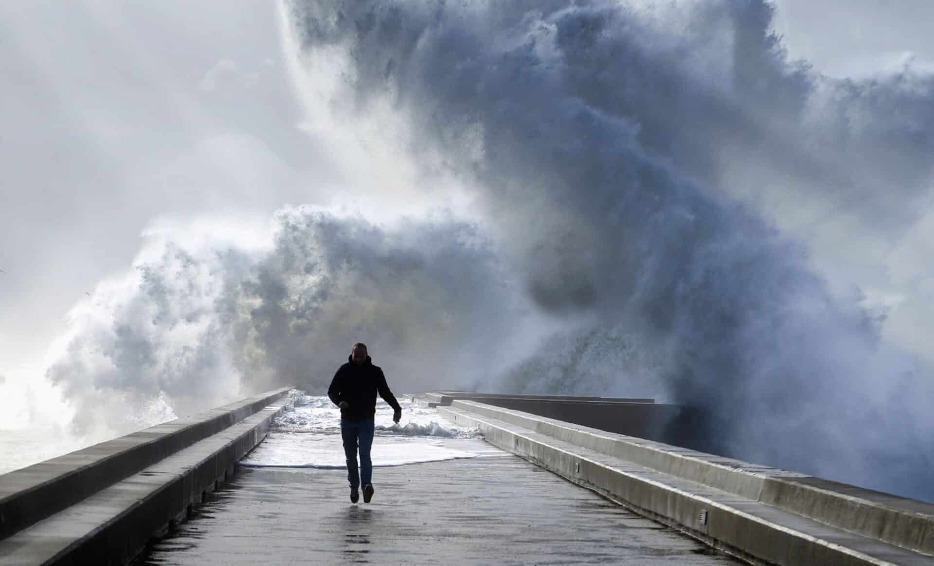 Alerte météo : la tempête Renata arrive en France, averses et vents violents sur ces départements