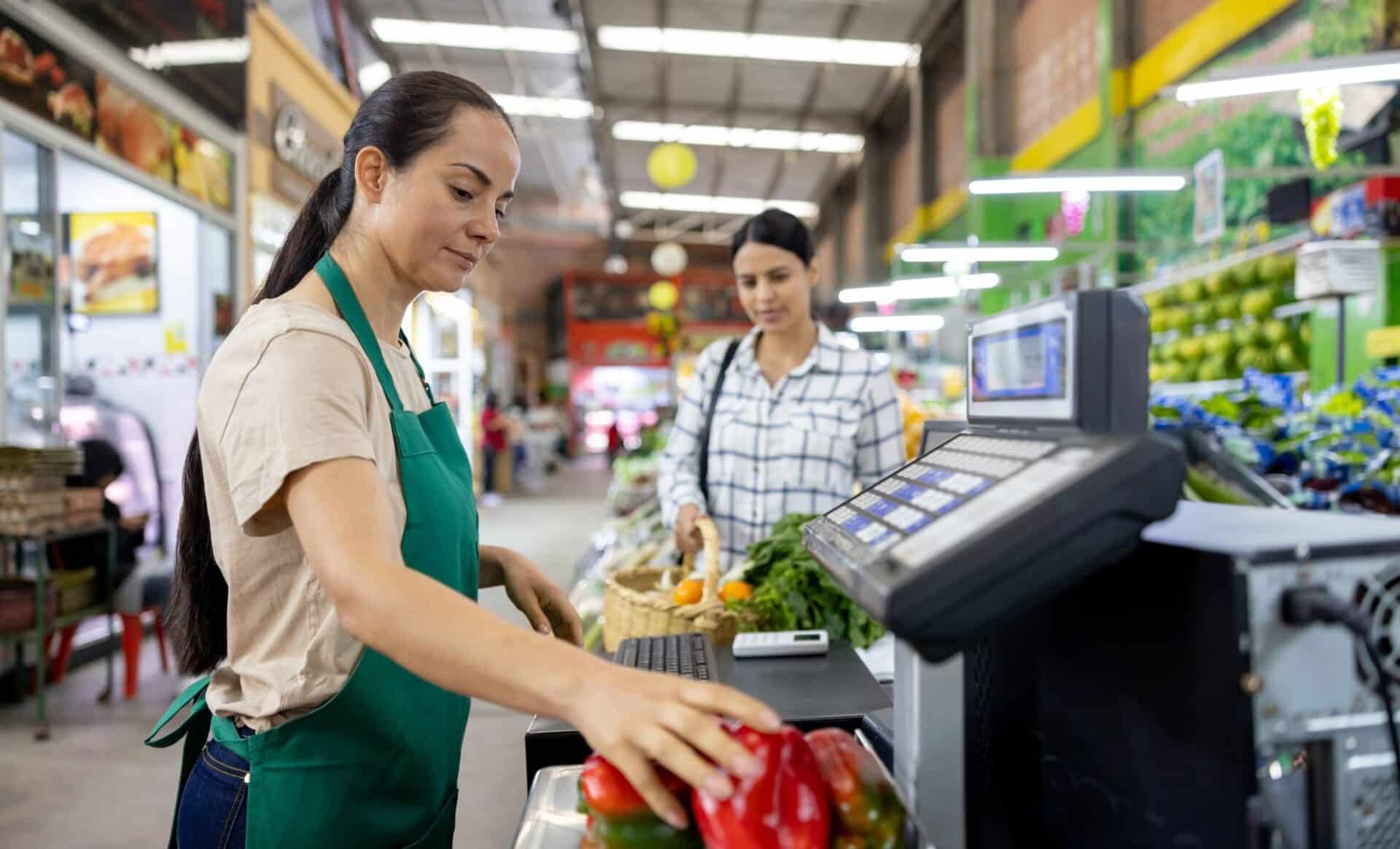 Une personne qui paye ses courses dans 'un supermarché grâce aux tickets restaurant