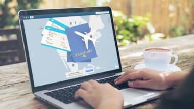 Des billets d’avion moins chers grâce à un VPN, comment ça marche ?