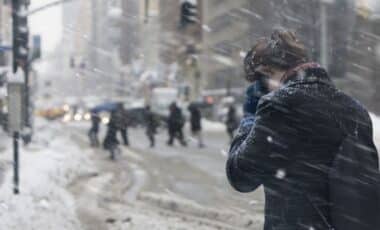 Photo de chutes de neige sur une rue passante pour illustrer les prévisions météorologiques de la semaine