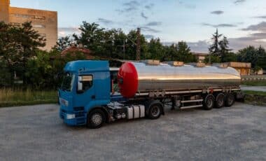 Un camion citerne bleu transportant du fioul domestique