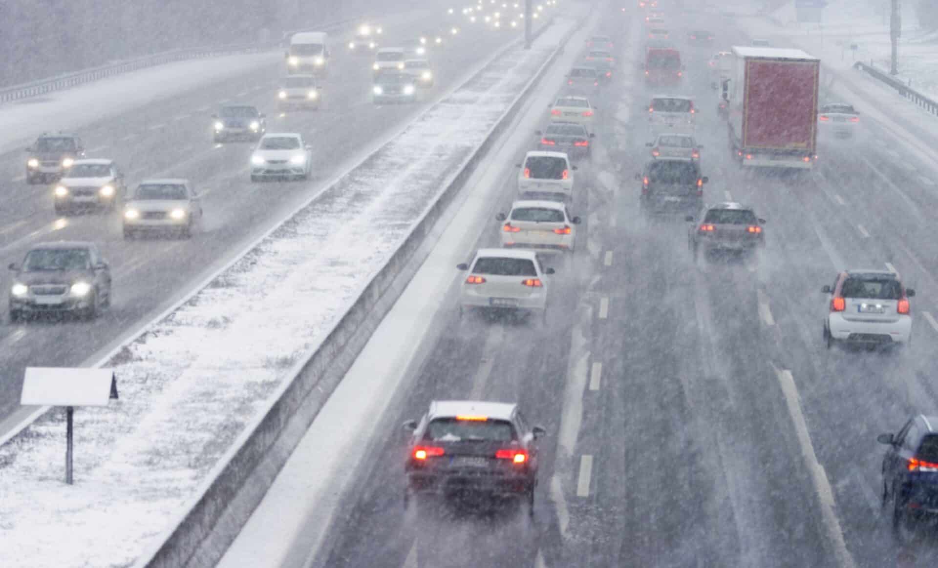 Route enneigée pour illustrer une météo hivernale