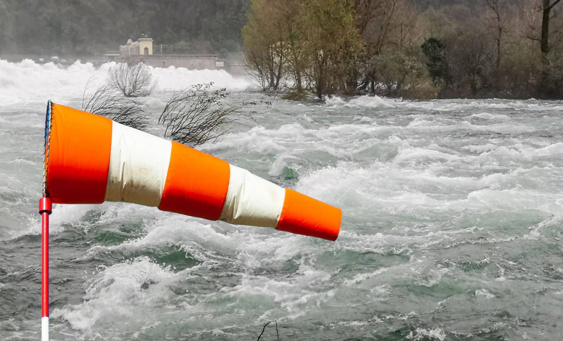 Météo : alerte vents violents et crues, voici les départements concernés