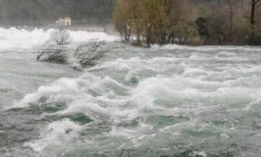 Météo : retour de la neige et alerte orange, crues et vagues-submersion dans ces 12 départements