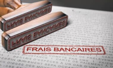 Un cachet sur lequel est écrit frais bancaire pour illustrer la comparaison entre les banques