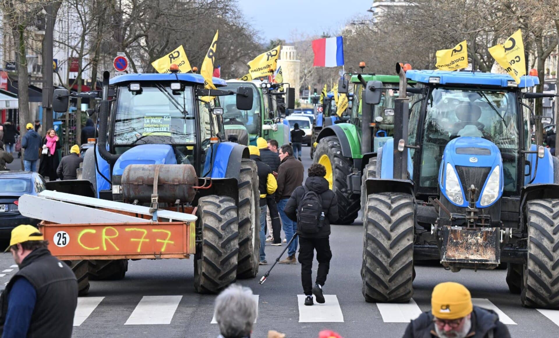 Salon de l'agriculture : devant la contestation, Emmanuel Macron improvise un débat avec les agriculteurs