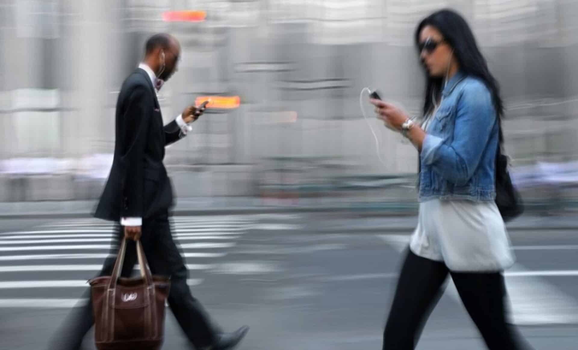 Une ville française annonce l'interdiction de l'usage du smartphone dans la rue