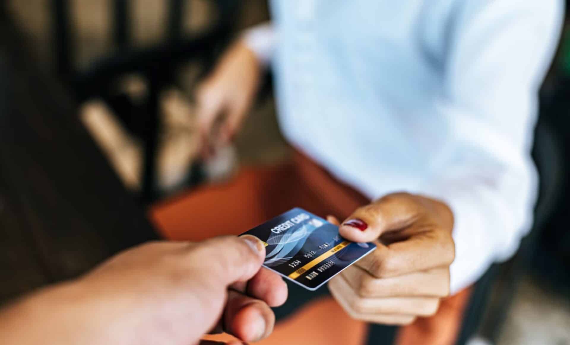 Fraude par carte bancaire : ils gonflaient discrètement leurs factures pour voler les personnes âgées