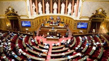 Budget : le Sénat dénonce la « gestion calamiteuse » du gouvernement et la« rétention de l’information »