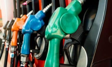 Dans le détail, les prix moyens des carburants affichés ce mercredi à la pompe, selon Carbu.com sont de 1,974 euro le litre du Sans-plomb 98 (E5) (soit une hausse de 0,30% sur une semaine et plus 1,80% sur le mois). Le litre de Super 98 (E10) est proposé en moyenne à 1,897 euro. Le sans-plomb 95 (E5) à 1,908 euro le litre (Plus 0,30% sur la semaine et plus de 2,10% sur le mois). Le sans-plomb 95 (E10) à 1,898 euro le litre (Plus 0,40% sur la semaine et plus de 2,20% sur le mois). Le BioEthanol E85 est également en hausse après une tendance à la baisse sur le mois. Son prix moyen du jour est de 0,903 euro le litre (soit plus 0,10% sur une semaine). A l’inverse les prix du gazole continuent leur baisse, tout comme le GPL. Pour le Gazole (B7) le prix moyen affiché ce mercredi 3 avril est de 1,798 euro le litre (soit -0,20% sur une semaine, et – 1,40% sur un moins), tandis que le GPL est proposé ce mercredi à 0,990 euros le litre (soit – 1,30% sur une semaine).