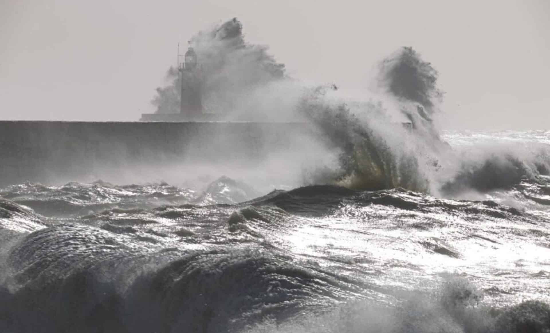 Vents forts, submersions marines, crues... : les 11 départements en alerte orange à cause de la tempête « Pierrick »