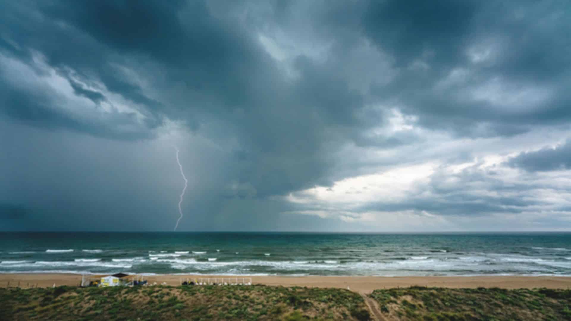 Météo : orages, vents, pluies et épisode cévenol, fin de semaine très agitée