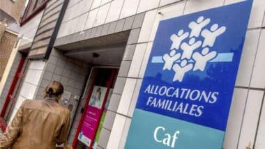 Aides Familiales Allocations, Minimum Vieillesse… Pourquoi Il Faudra Désormais Résider Plus Longtemps En France Pour Pouvoir Les Toucher