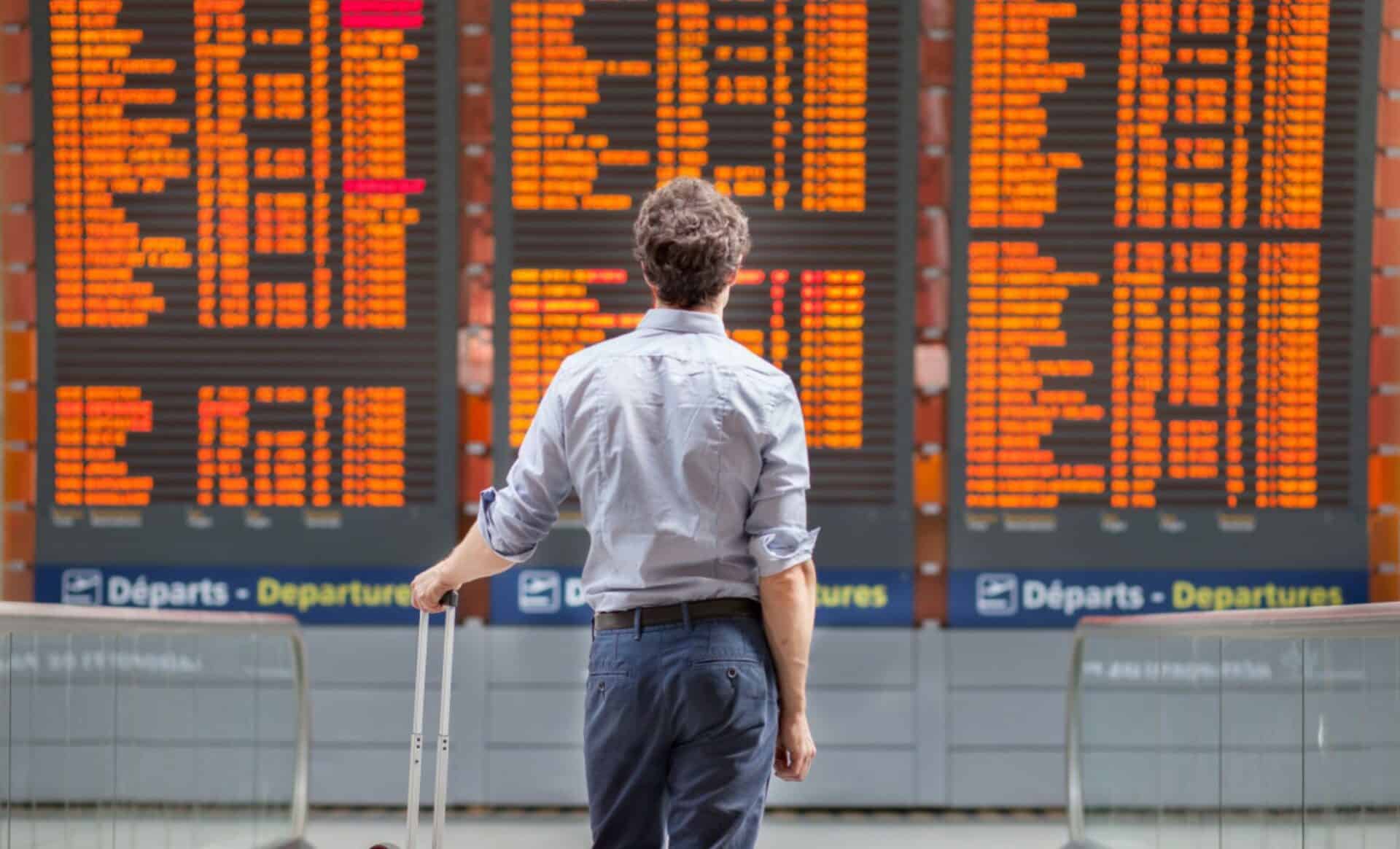 Pagaille dans les aéroports français : des centaines de vols annulés malgré la suspension de la grève