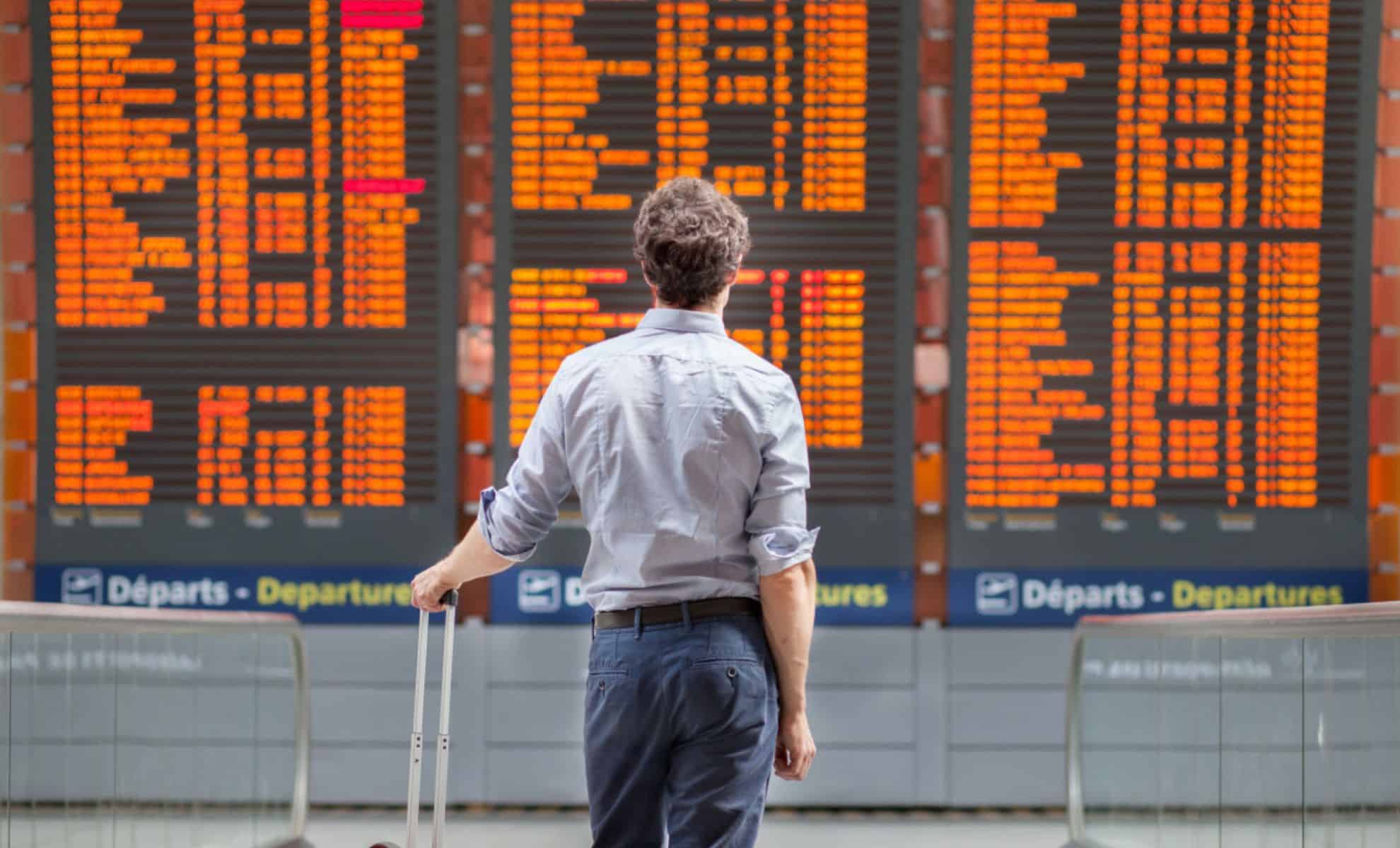 Pagaille dans les aéroports français : des centaines de vols annulés malgré la suspension de la grève