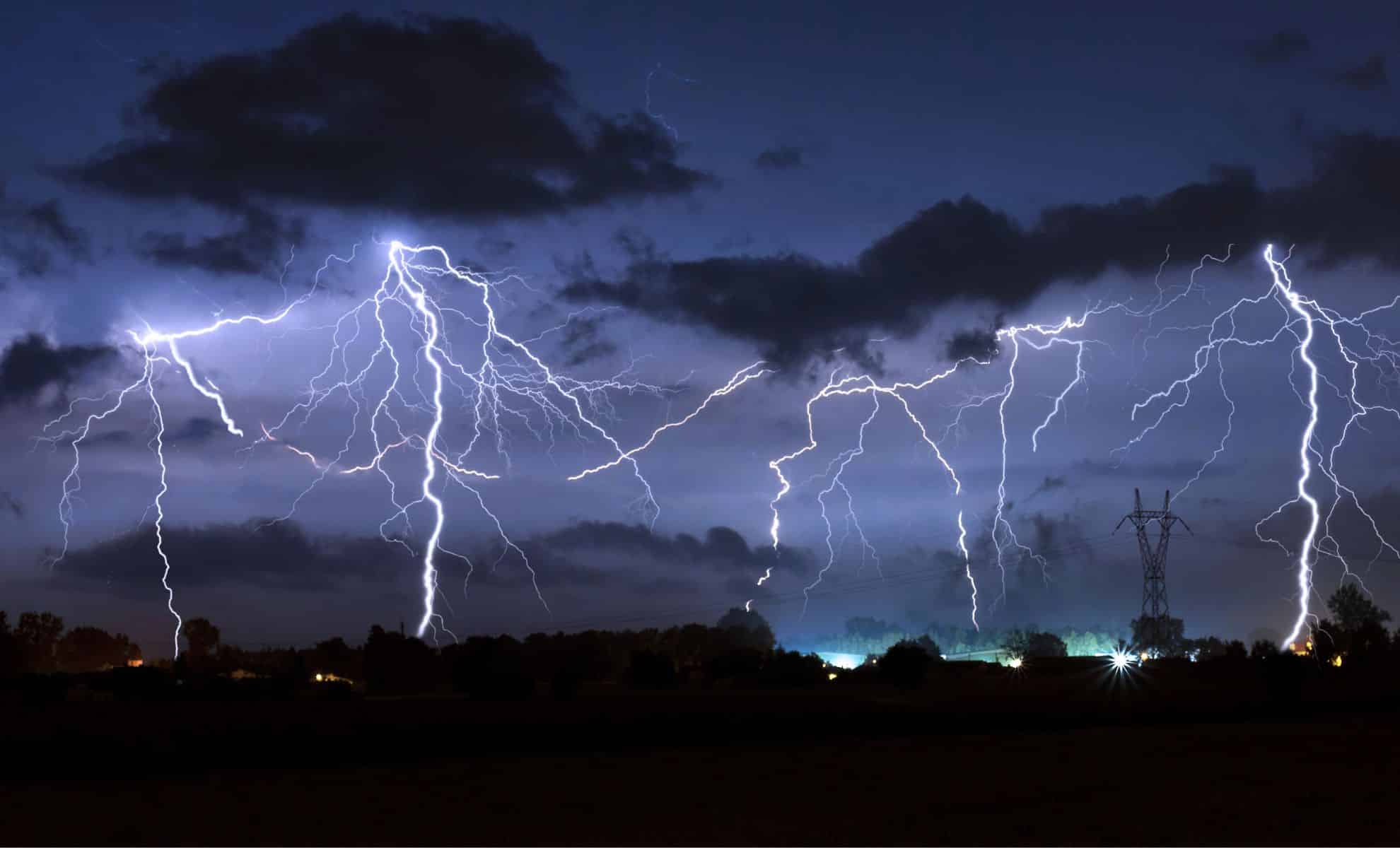 Orages, vents forts, submersions marines : les 11 départements en alerte ce mardi à cause de la tempête « Pierrick »