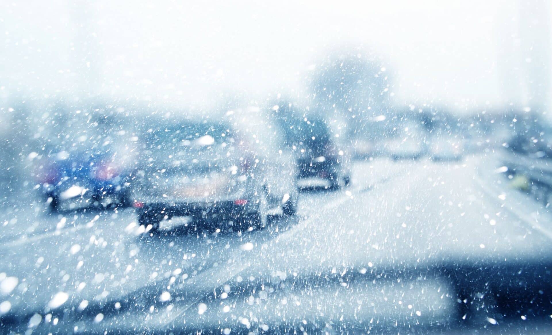 Photo pris depuis un vehicule en circulation illustrant une météo hivernale avec une tempête de neige