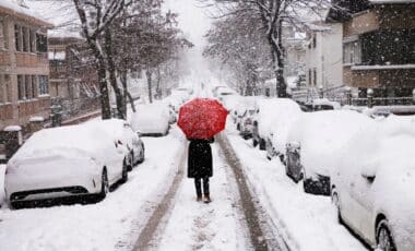 une personne marchant sous la neige