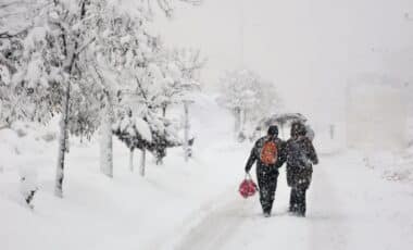 Photo de chutes de neige en montagne pour illustrer la météo hivernale