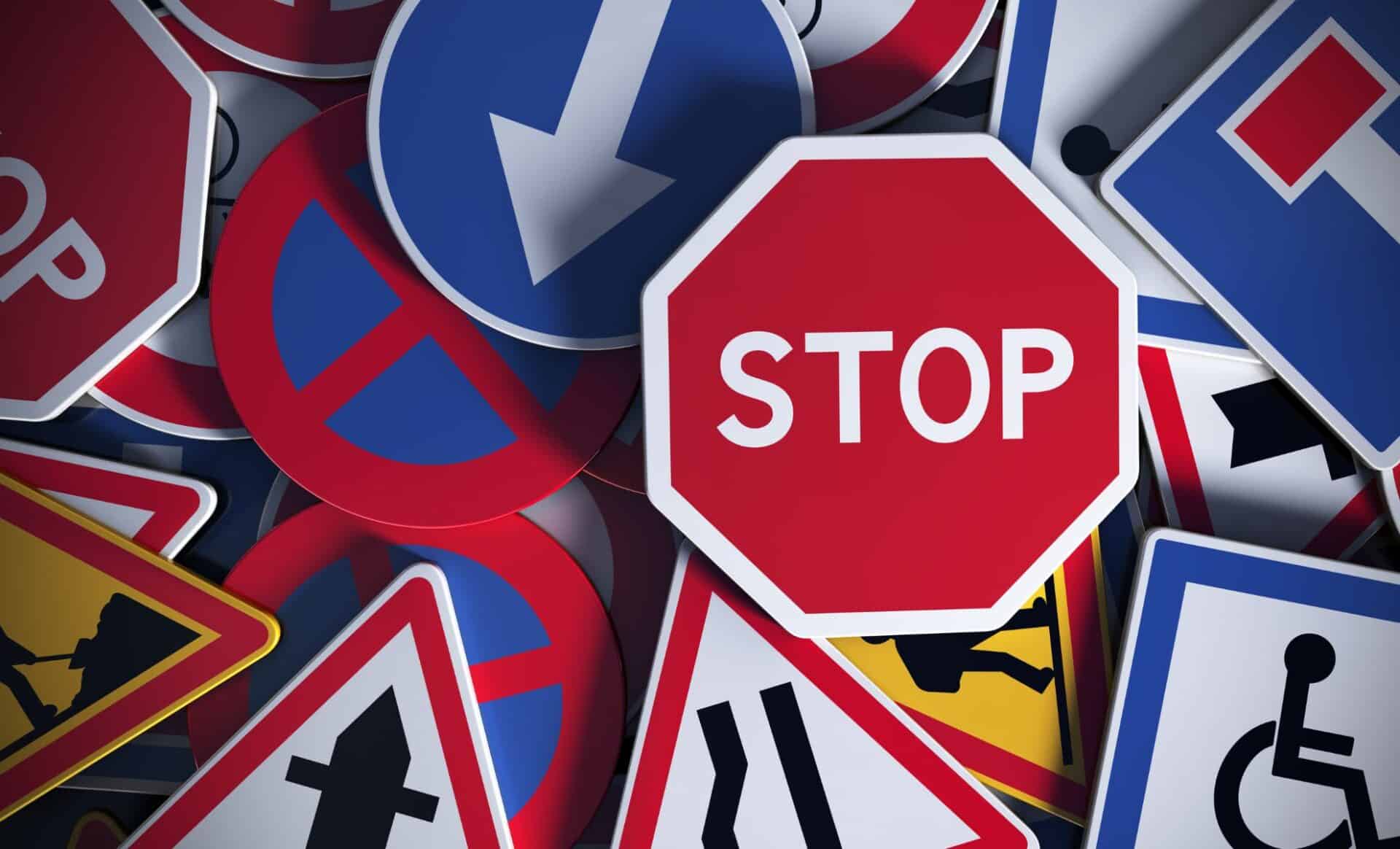 Quels sont les 4 types de panneaux de signalisation ?