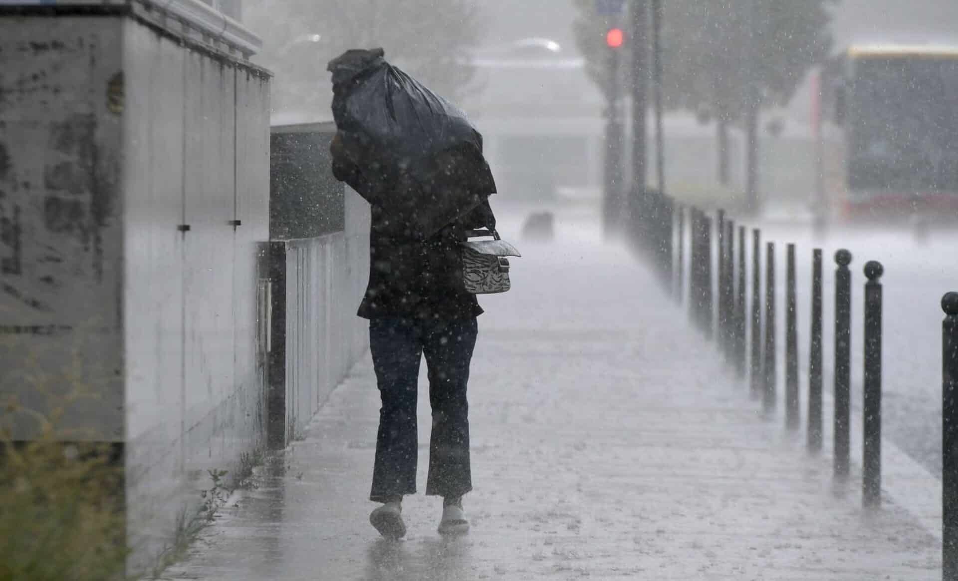 Une personne sous une météo perturbée