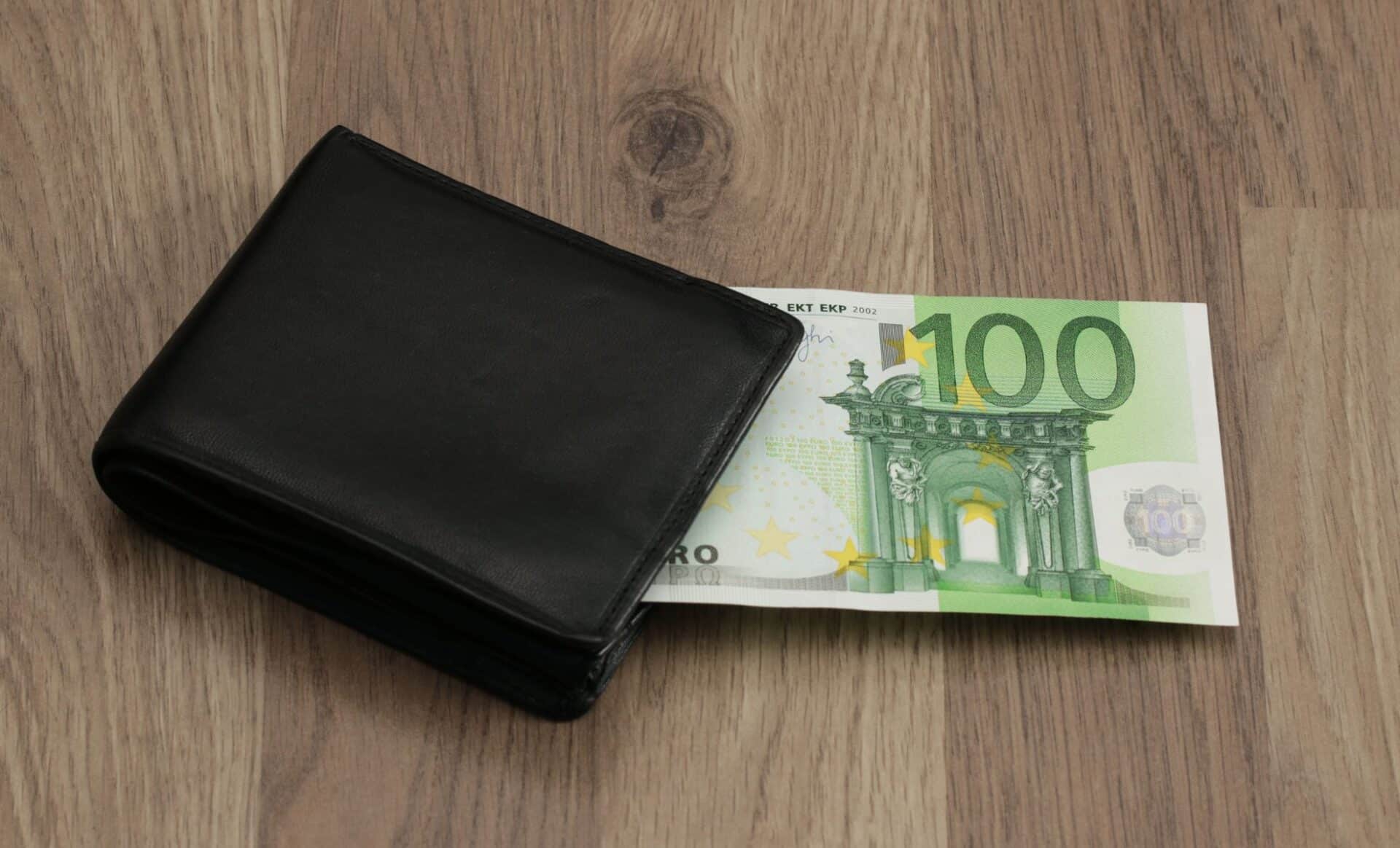 Un billet de 100 euros ainsi qu'un porte-monnaie pour illustrer les primes réservées aux fonctionnaires