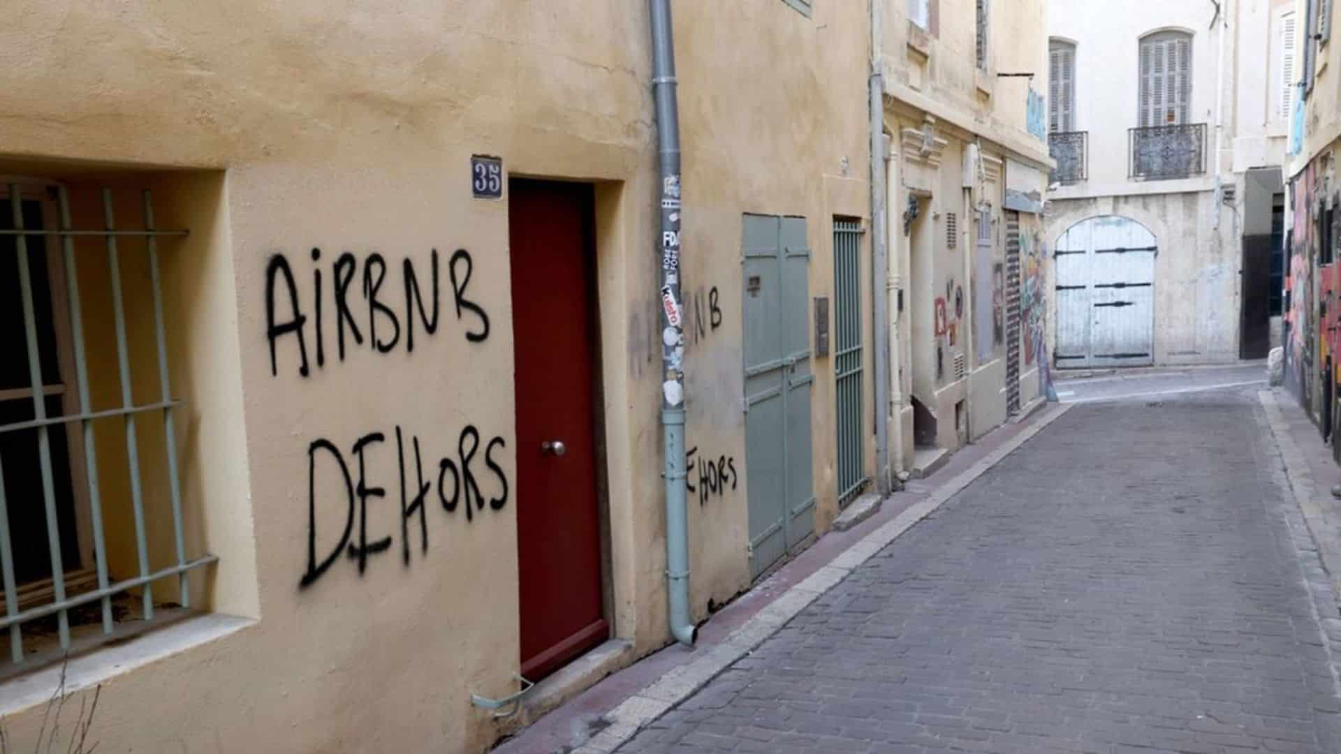 Locations Airbnb : ce que prévoit le projet de loi examiné au Sénat ce mardi