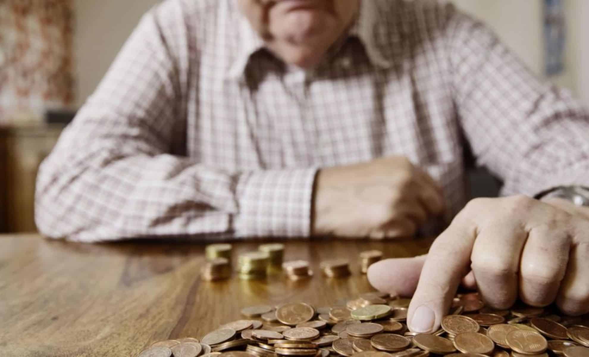 Photo d'un retraité comptant des pièces d'argent