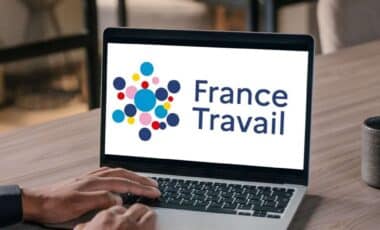 Une personne se rendant sur son espace France Travail via son ordinateur