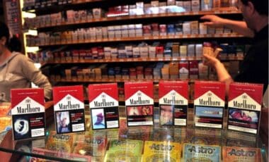 Cinq paquets de cigarettes de la marque Marlboro sur une table